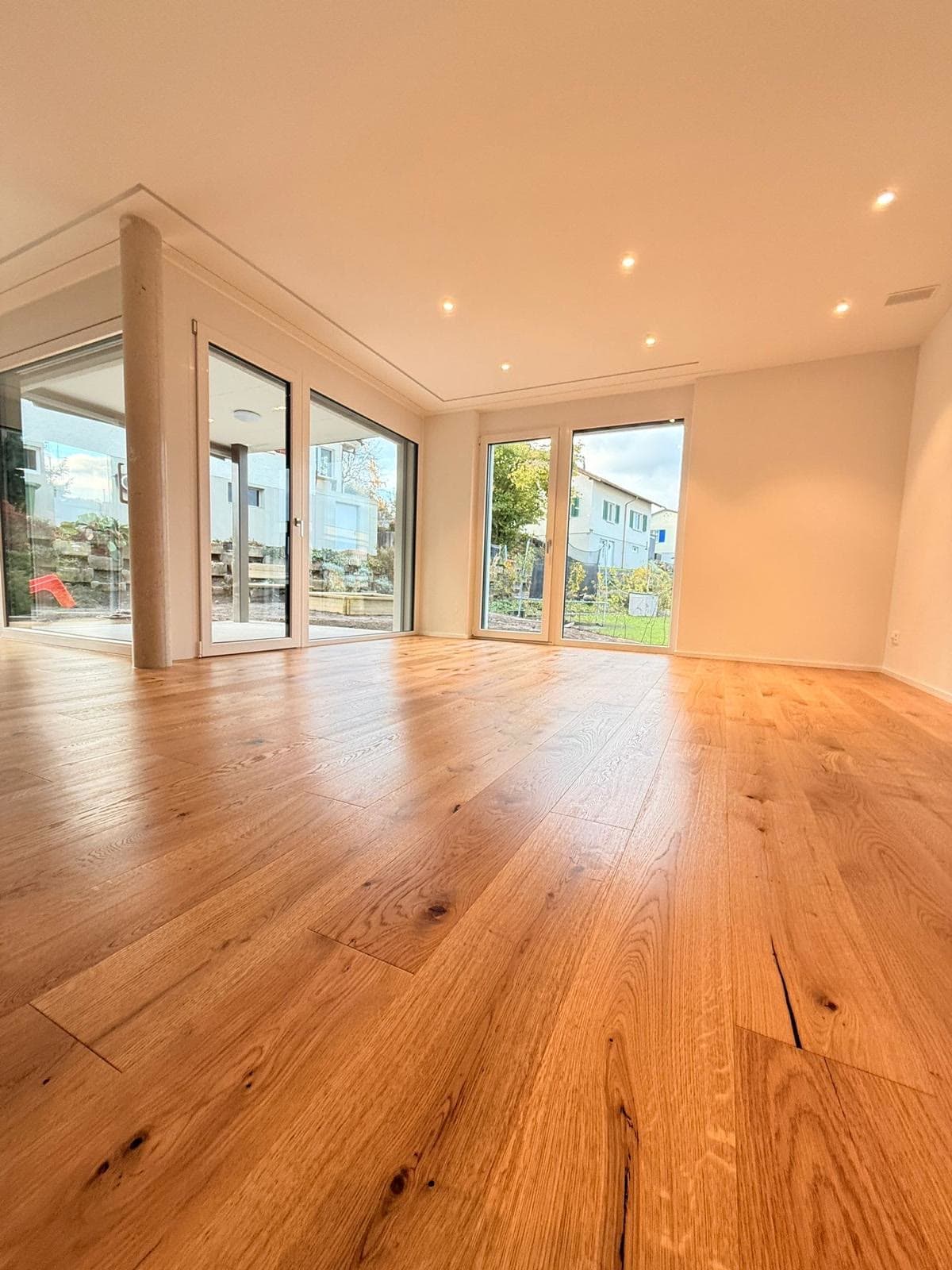 Helles Eichenparkett in einem lichtdurchfluteten Neubau-Wohnraum
