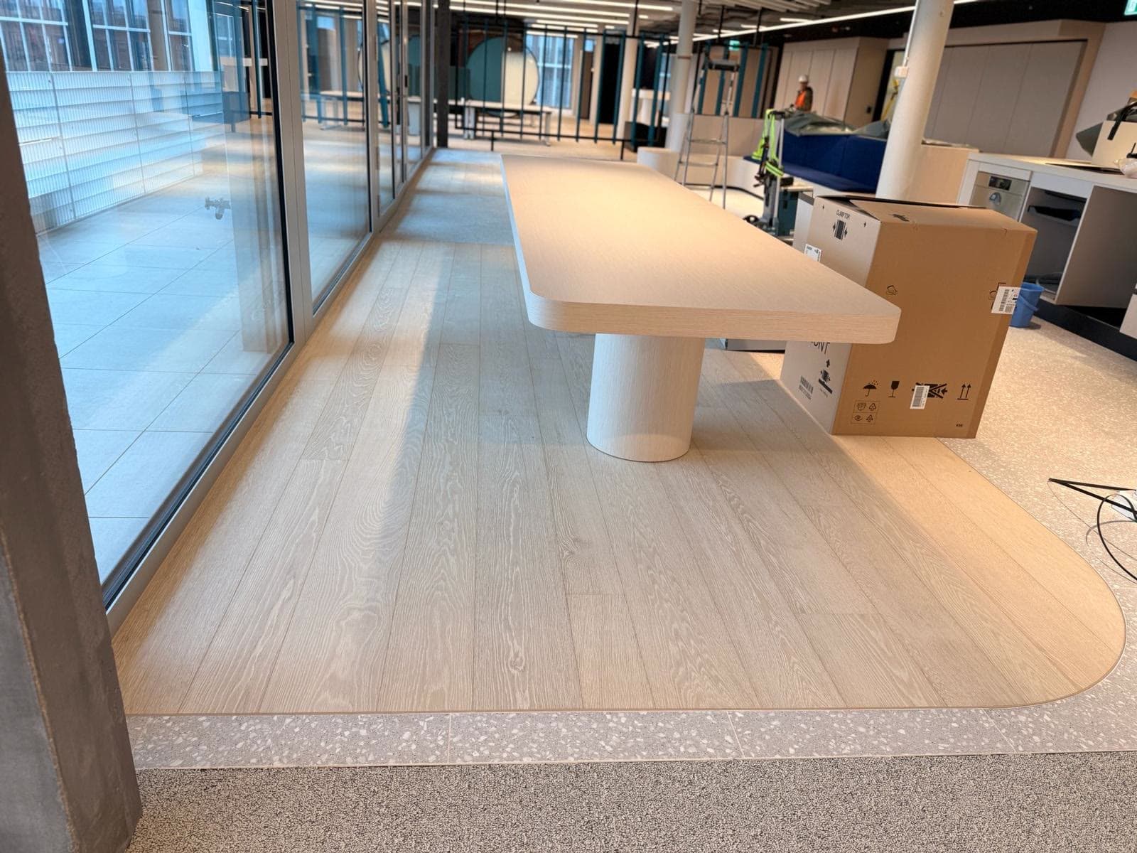 Helle Holzdielen in einem Büro mit Empfangstheke