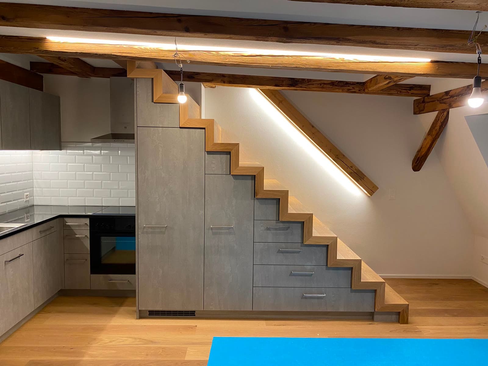 Treppe mit integriertem Stauraum in einer Dachwohnung