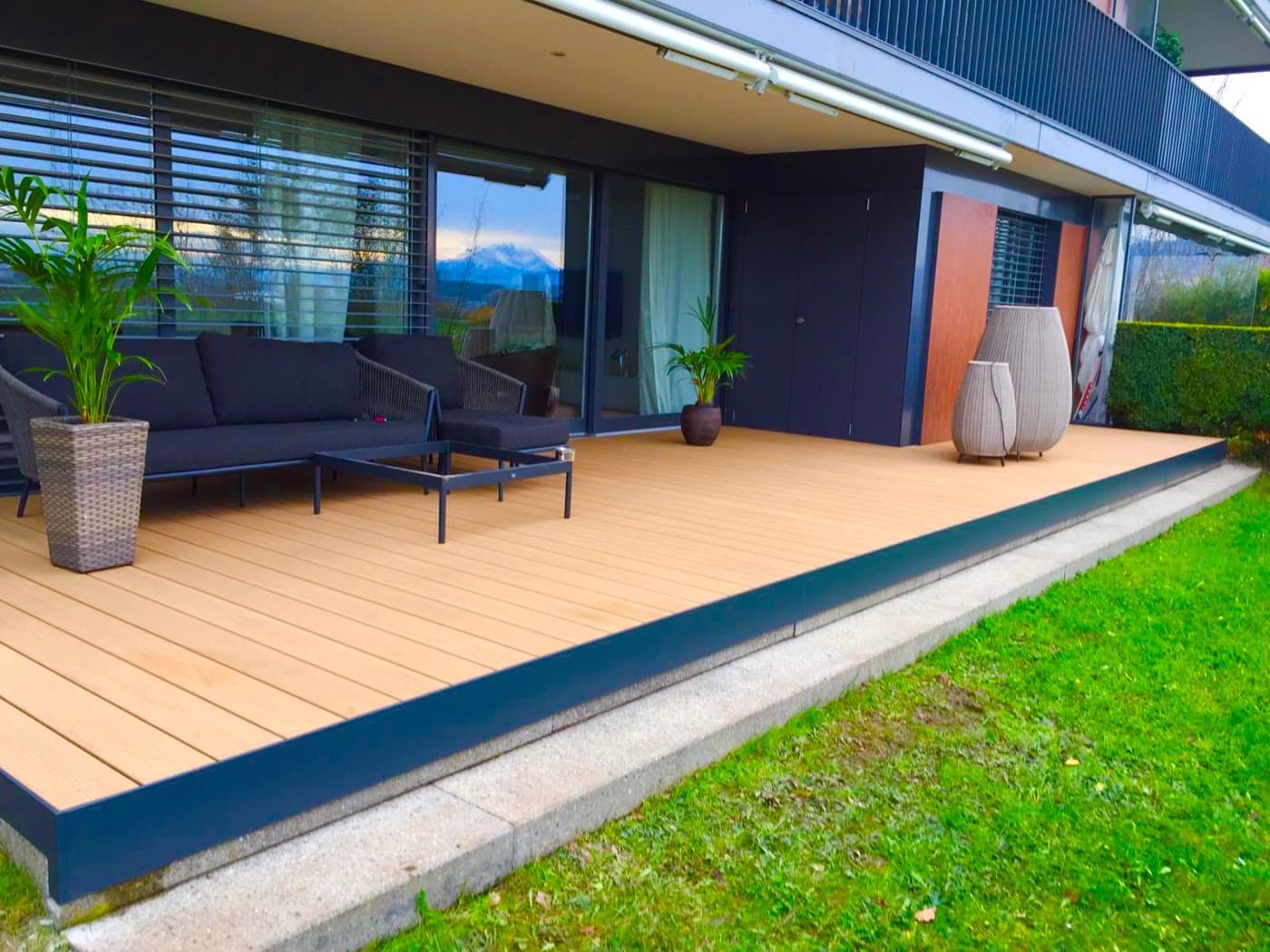 Neu verlegte WPC-Terrassendielen mit Loungebereich und Seeblick